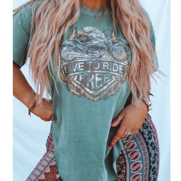 PEBBY FOREVEE Tops - 🦅 PEBBY FOREVEE Live To Ride Free Slit Tee